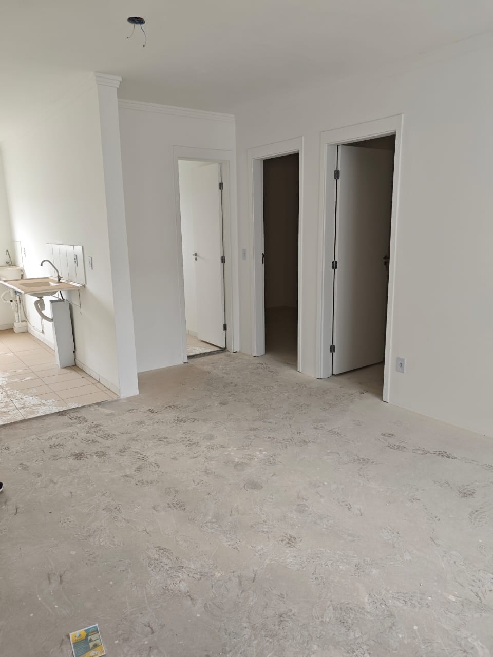 Apartamento antes da intervenção, com contrapiso e cozinha sem armários