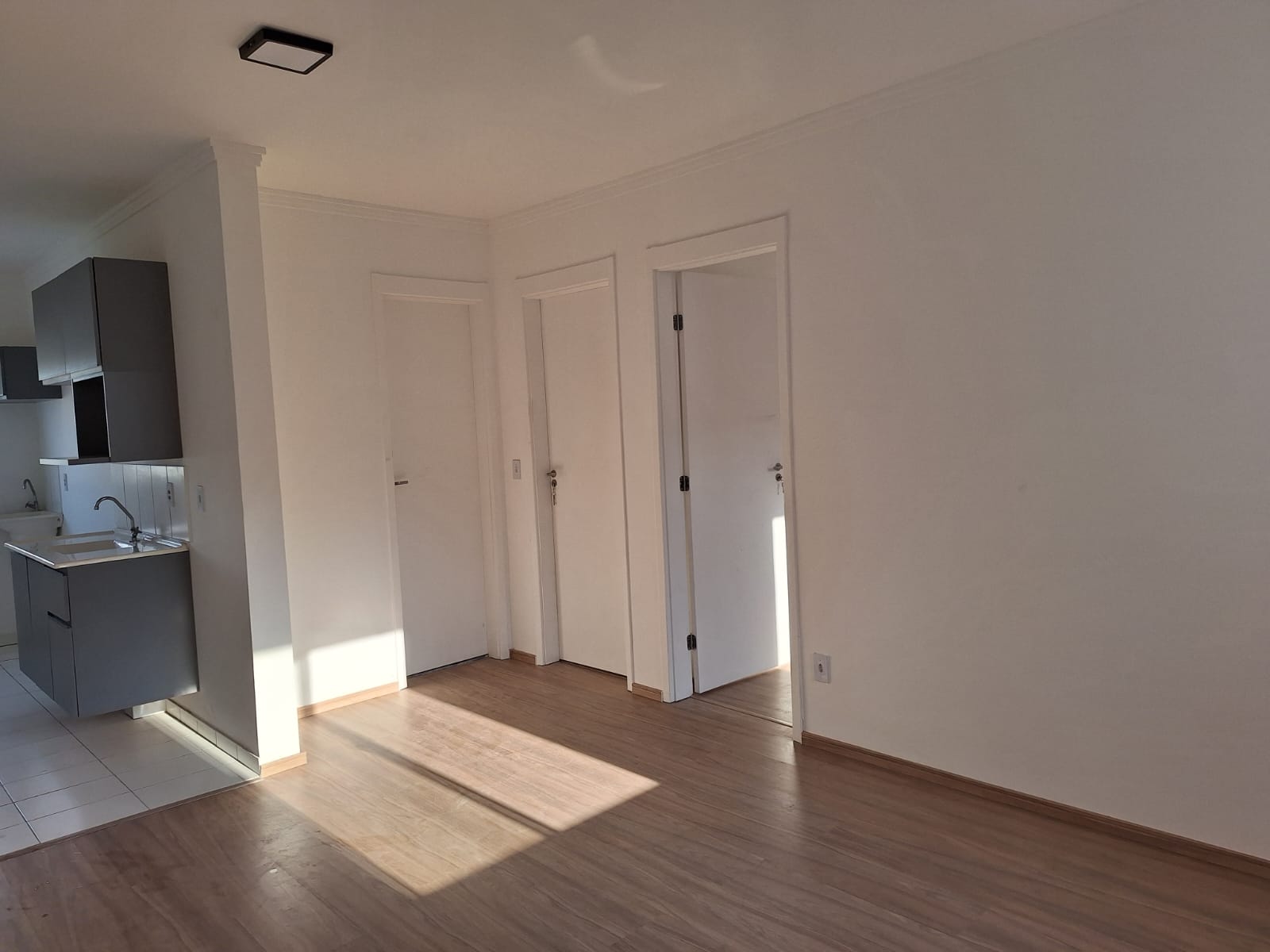 Apartamento após intervenção, com piso laminado e armários instalados