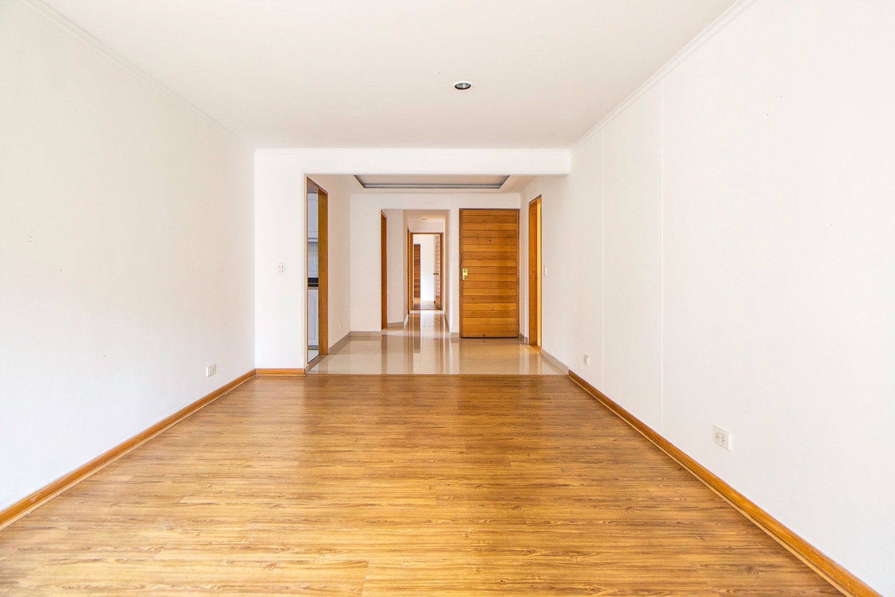 Interior neutro de apartamento pronto para renda